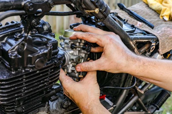 What Causes a Carburetor to Run Lean?